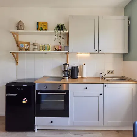 In Zentraler Lage Mit Parkplatz - Nah An Gop, Kliniken, Bali-therme *